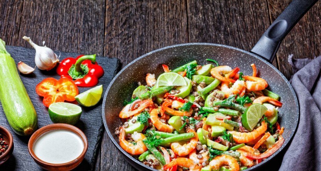 Cinco saladas mornas ricas em proteínas para variar o almoço nos dias frios - Imagem do artigo original