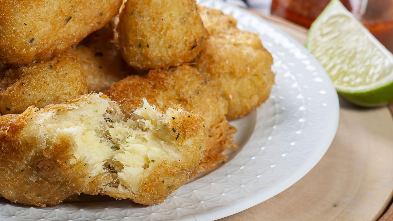 Bolinho de bacalhau ganha passo a passo simples para textura crocante - Imagem do artigo original