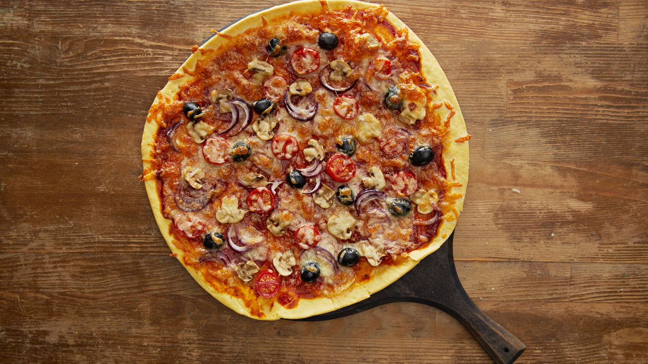 Pizza caseira ganha crocância extra ao ser assada em frigideira de ferro - Imagem do artigo original