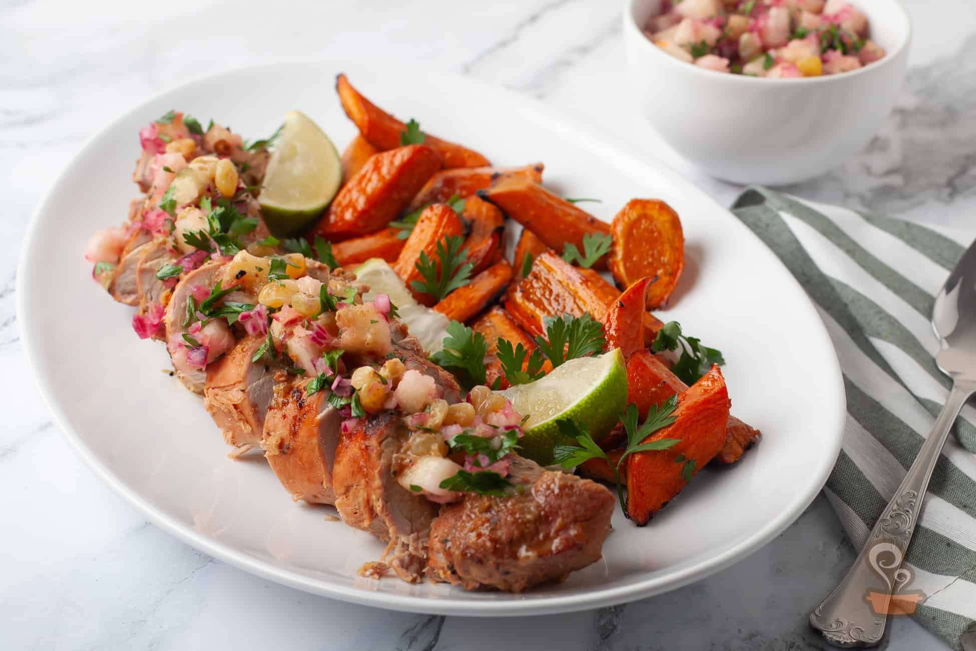 Filé mignon suíno ganha sabor com limão e mel em receita de forno rápida - Imagem do artigo original