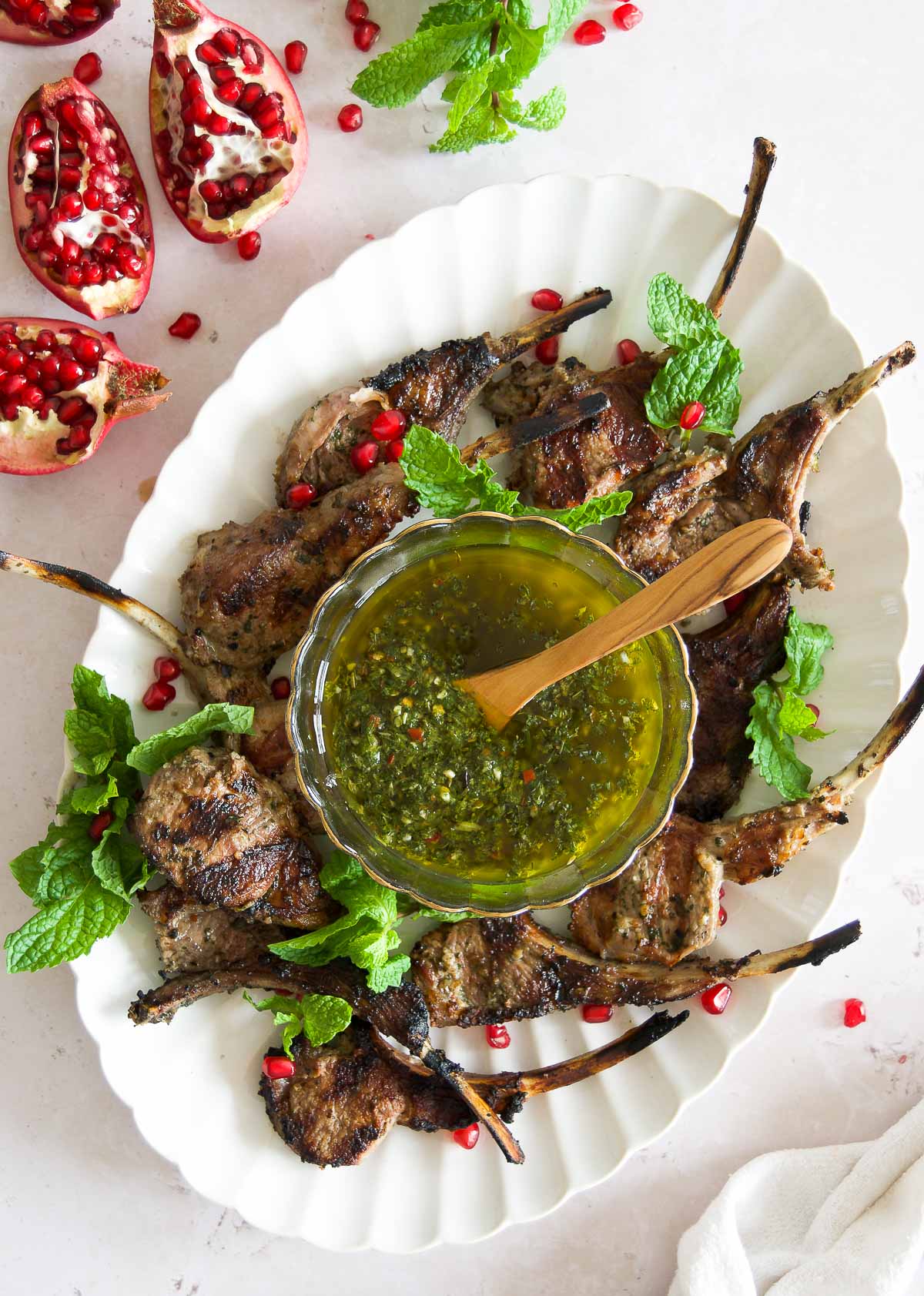 Marinada com chimichurri agiliza preparo de costeletas de cordeiro grelhadas - Imagem do artigo original