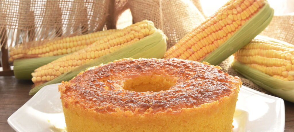 Bolo de milho fofinho de liquidificador fica pronto com ingredientes simples - Imagem do artigo