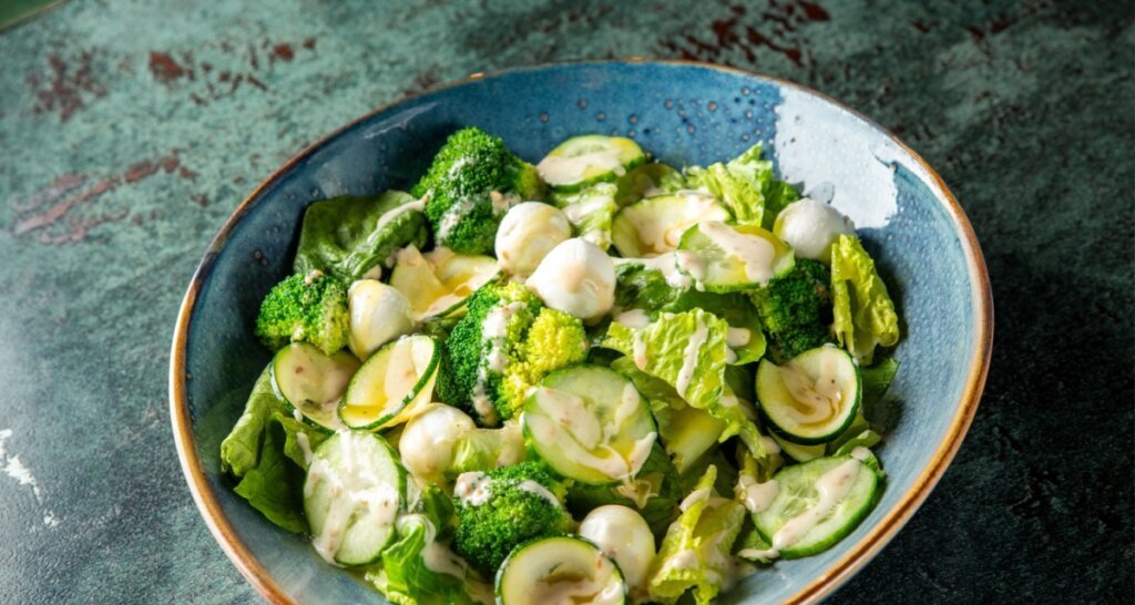 Saladas ricas em proteínas: 5 opções leves para o almoço - Imagem do artigo