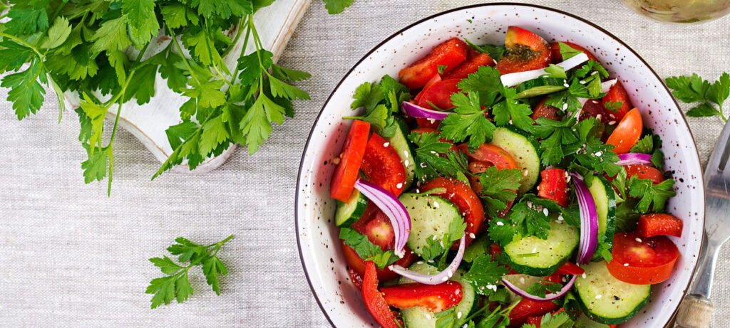 Salada funcional combina carboidrato e proteína em prato único - Imagem do artigo