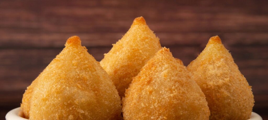 Coxinha caseira com recheio cremoso: massa macia garantida - Imagem do artigo