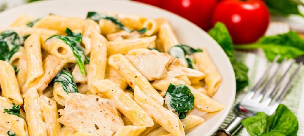 Macarrão cremoso com frango fica pronto em 20 minutos - Imagem do artigo